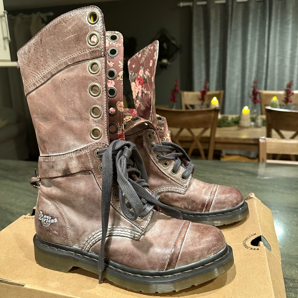 Dr. Martens Boots Triumph 1914 Combat Boots - size 9